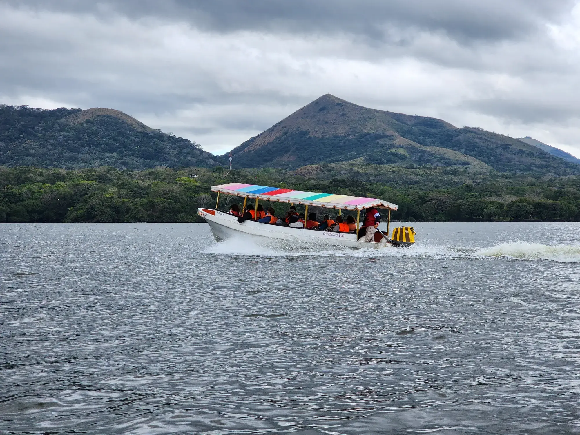 Lancha turística navegando por el Lago de Catemaco con los cerros volcánicos de Los Tuxtlas al fondo, Veracruz