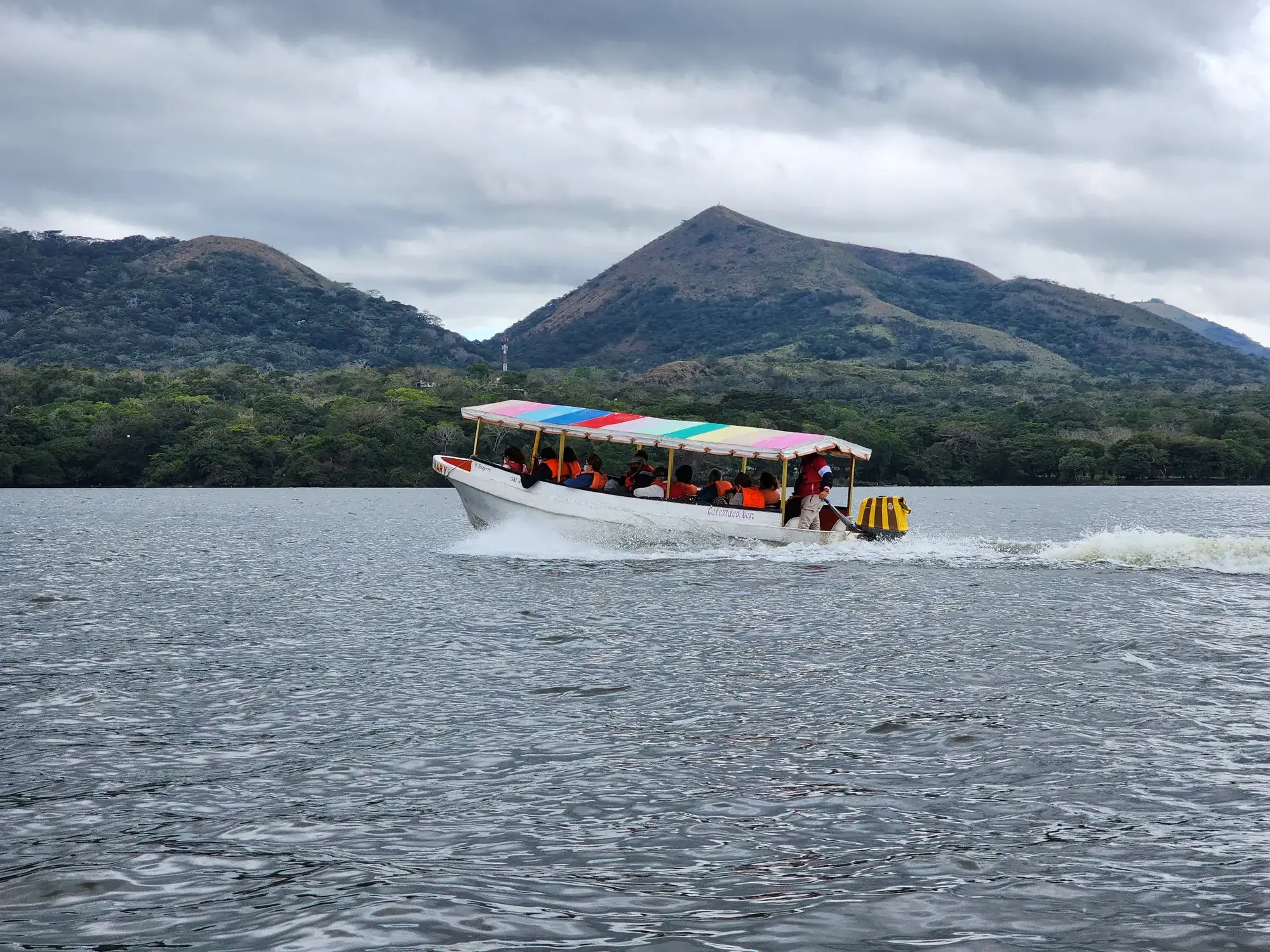 Lancha turística navegando por el Lago de Catemaco con los cerros volcánicos de Los Tuxtlas al fondo, Veracruz