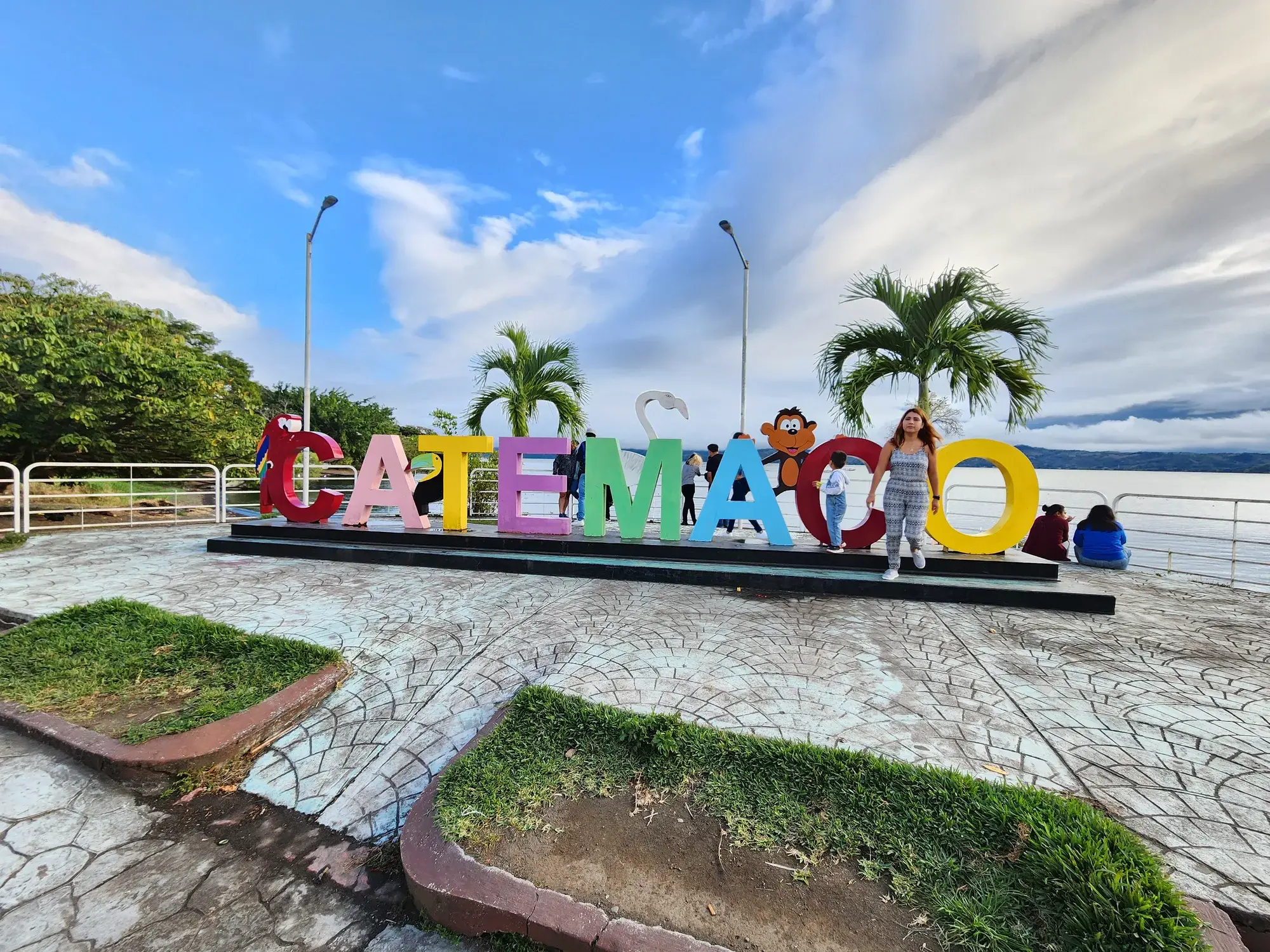 Letras coloridas de Catemaco en el malecón, con palmeras y el lago al fondo, en Los Tuxtlas, Veracruz