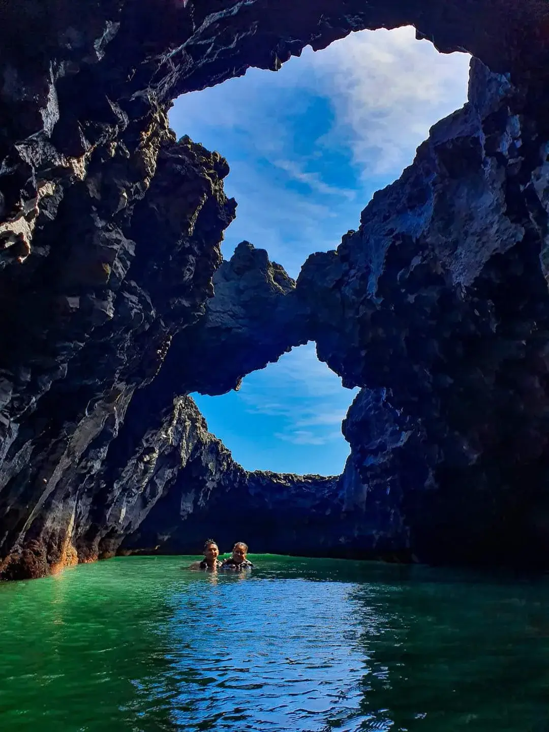 Arco natural de lava petrificada sobre el agua de Playa Ermita, en la costa de Los Tuxtlas, Veracruz