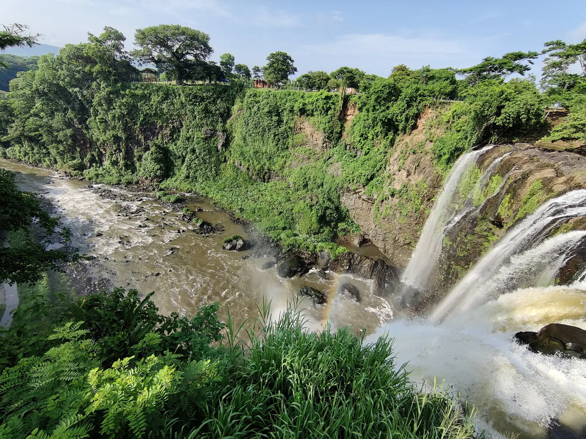 El Salto de Eyipantla desde el mirador, con el cañón verde del río, el rocío y un arcoíris al fondo, en San Andrés Tuxtla, Veracruz