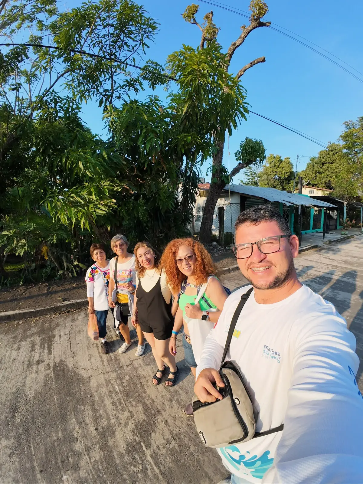 Guía de BoteTur con un grupo de viajeras durante un recorrido
