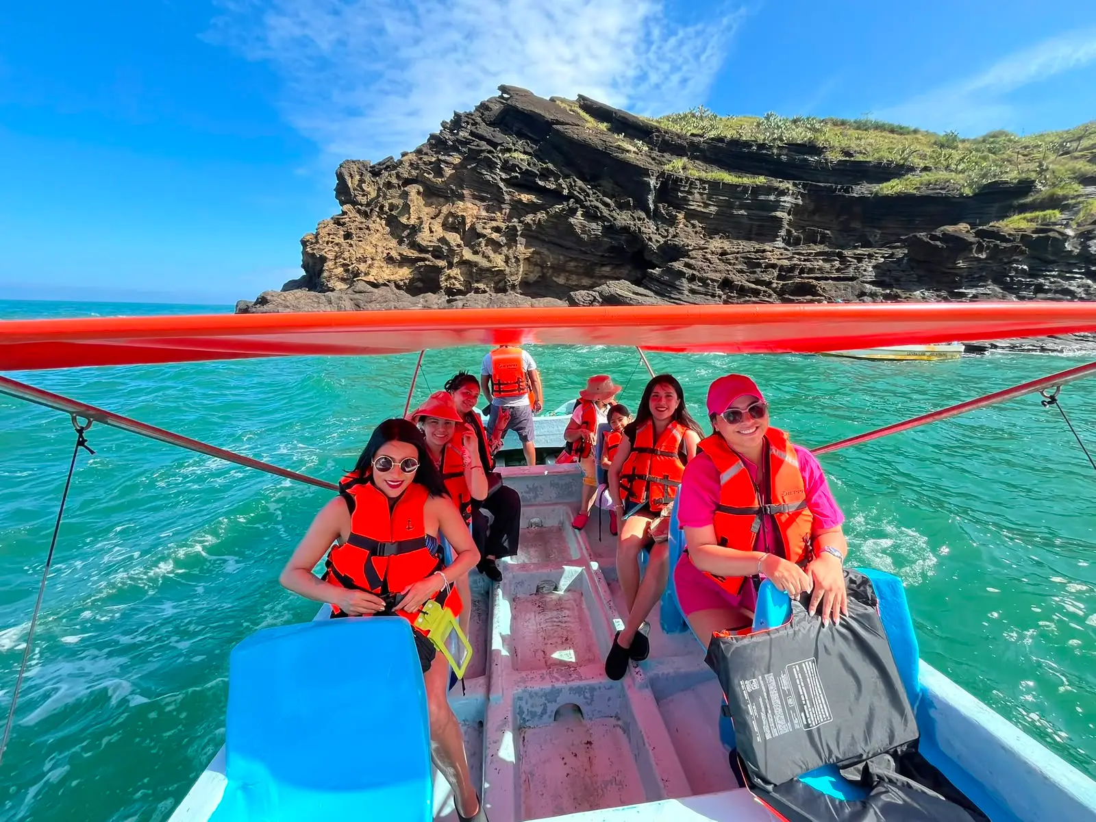 Grupo de viajeros de BoteTur en lancha frente a la costa de Los Tuxtlas, Veracruz