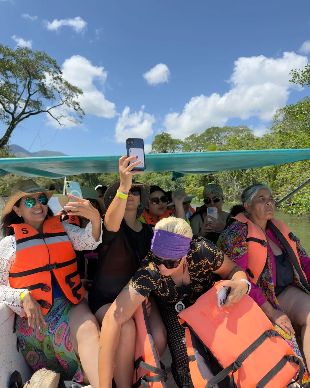 Grupo de viajeros con chaleco salvavidas a bordo de la lancha de BoteTur en la laguna