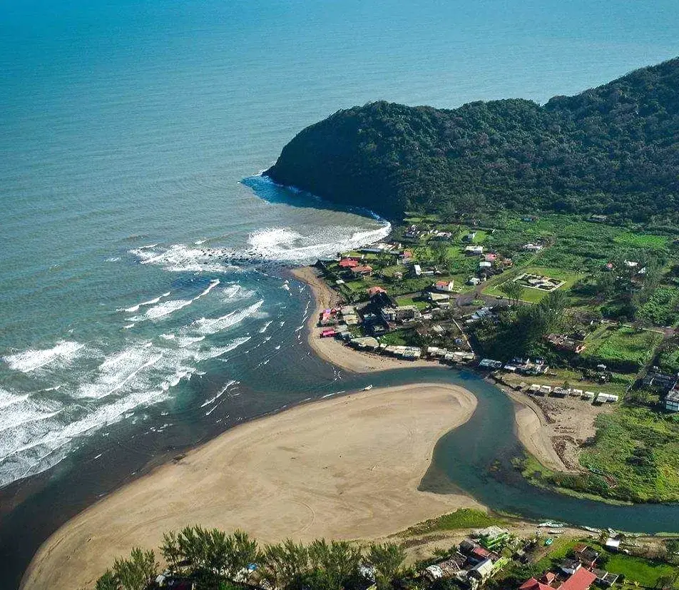 Vista aérea de Montepío: el río desembocando en el Golfo de México junto a la playa y el pueblo, en la costa de Los Tuxtlas, Veracruz