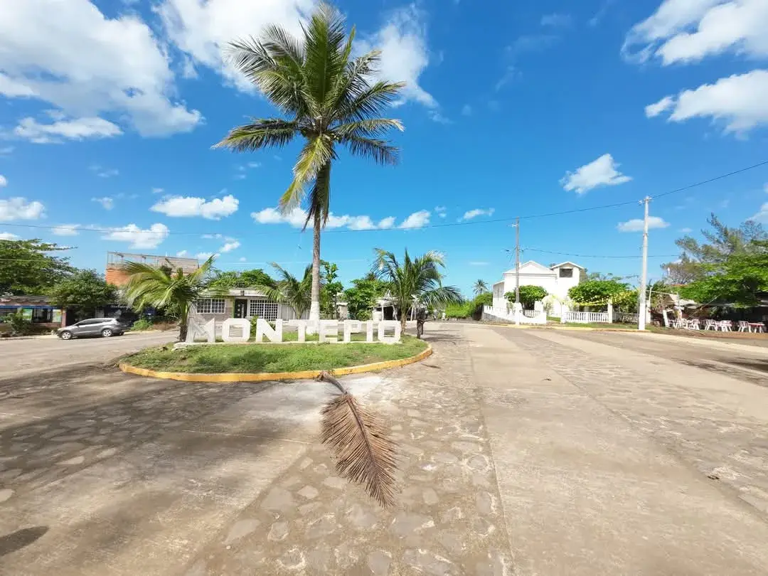 Letras de Montepío junto a una palmera en el centro del pueblo de pescadores, en la costa de Los Tuxtlas, Veracruz