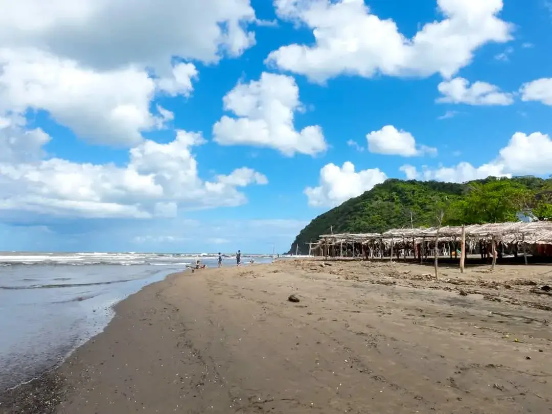Playa de Montepío con las enramadas de comida a la orilla y el Cerro del Borrego al fondo, en Los Tuxtlas, Veracruz