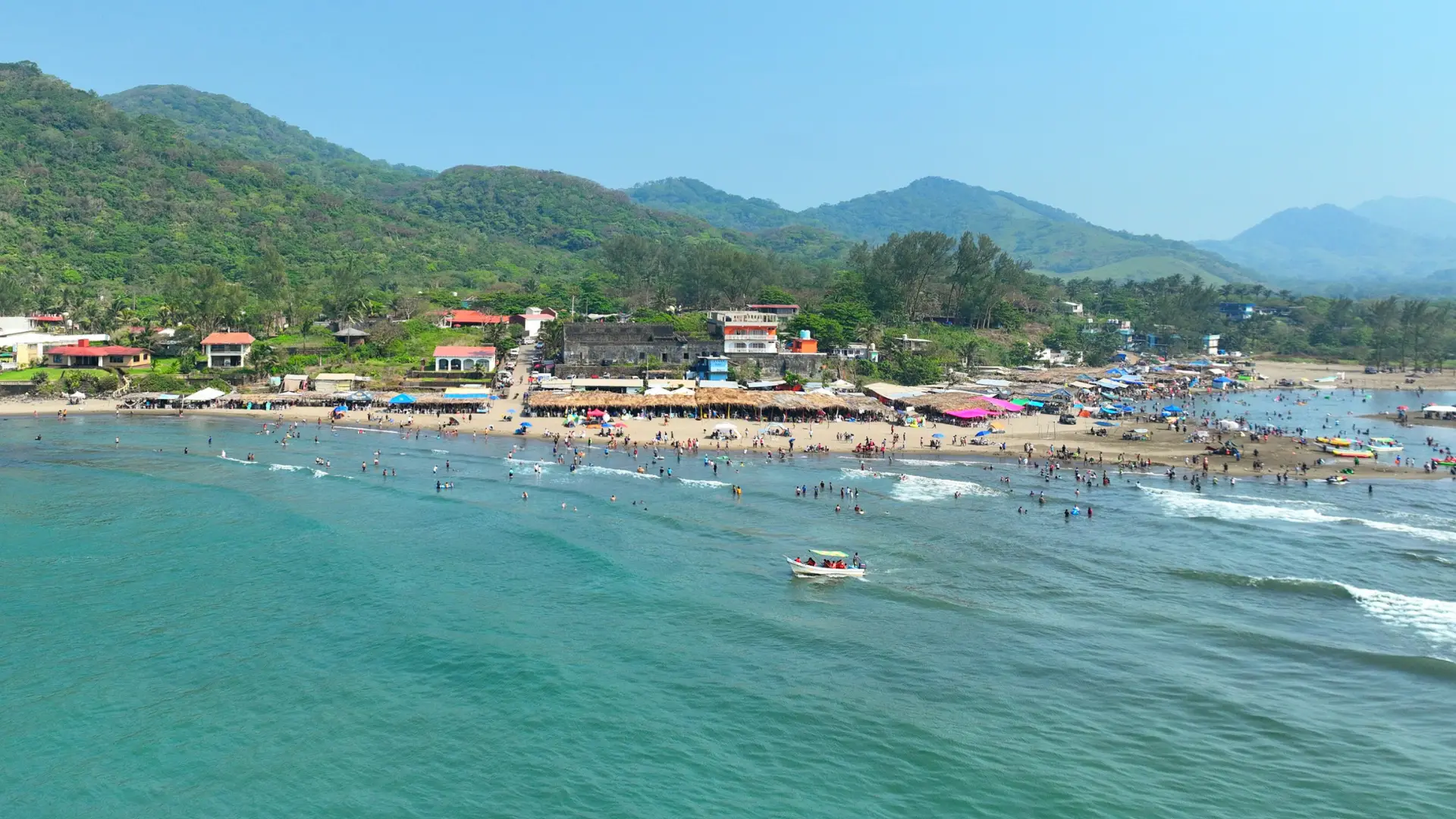 Playa de Montepío abierta al Golfo de México, con el Cerro del Borrego al fondo, en la costa de Los Tuxtlas, Veracruz