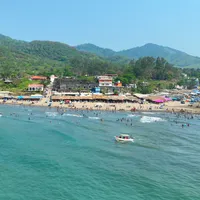 Playa de Montepío abierta al Golfo de México, con el Cerro del Borrego al fondo, en la costa de Los Tuxtlas, Veracruz