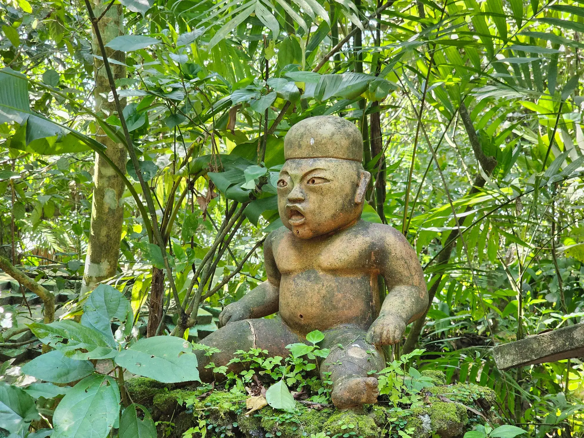 Escultura de estilo olmeca entre la vegetación de la selva de la reserva de Nanciyaga, en Los Tuxtlas, Catemaco, Veracruz