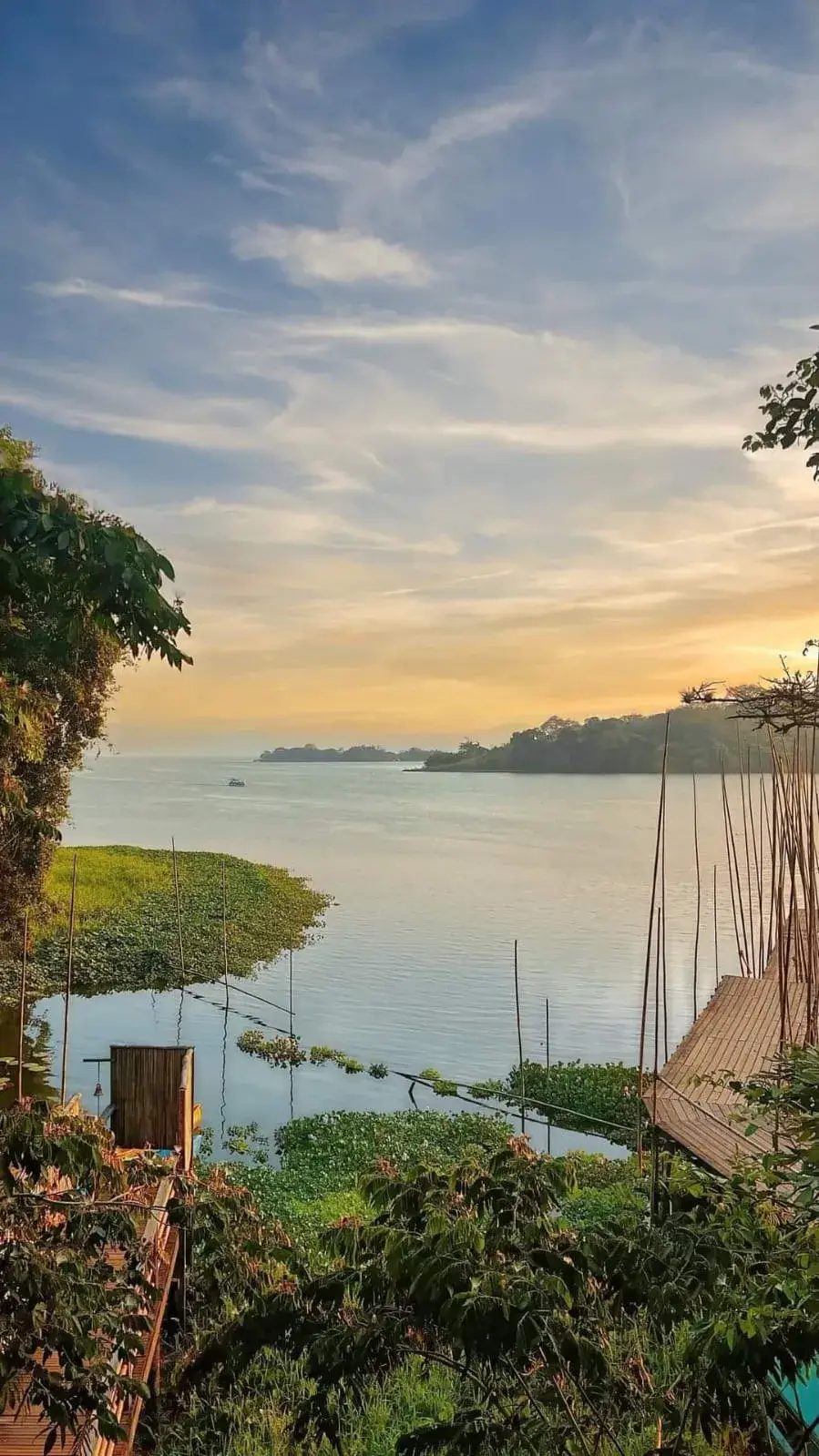Vista del Lago de Catemaco al atardecer desde los muelles de madera de la reserva de Nanciyaga, en Los Tuxtlas, Veracruz