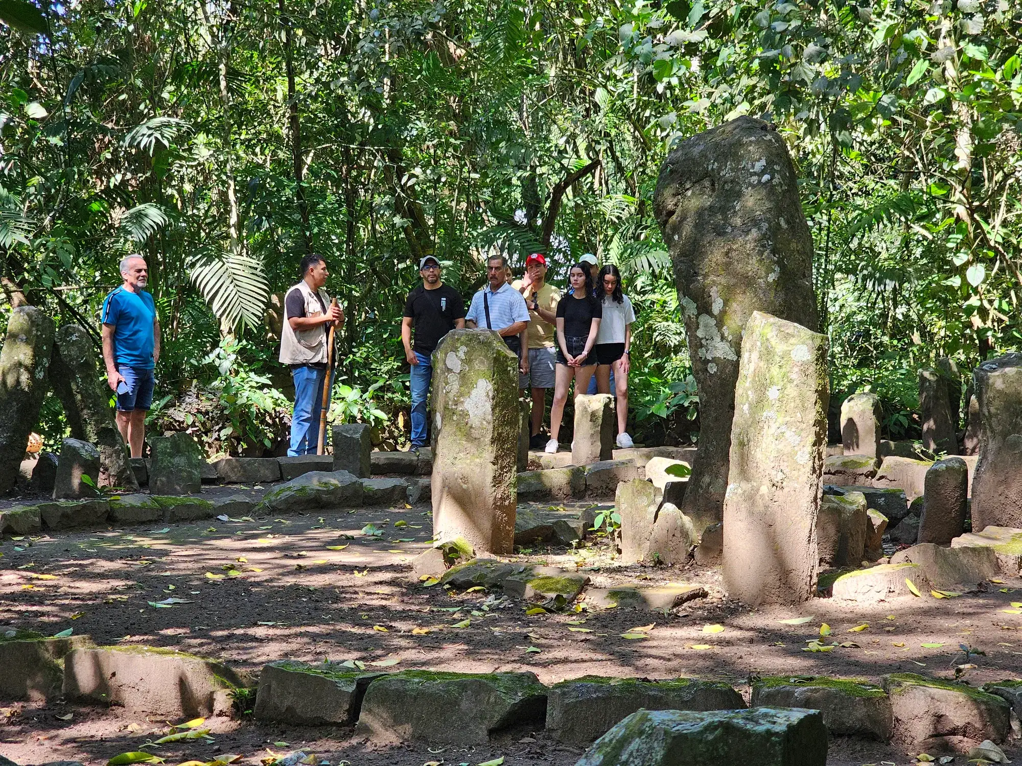 Guía de BoteTur explicando a un grupo de visitantes las estelas de piedra prehispánicas en la selva de la reserva de Nanciyaga, Catemaco, Veracruz