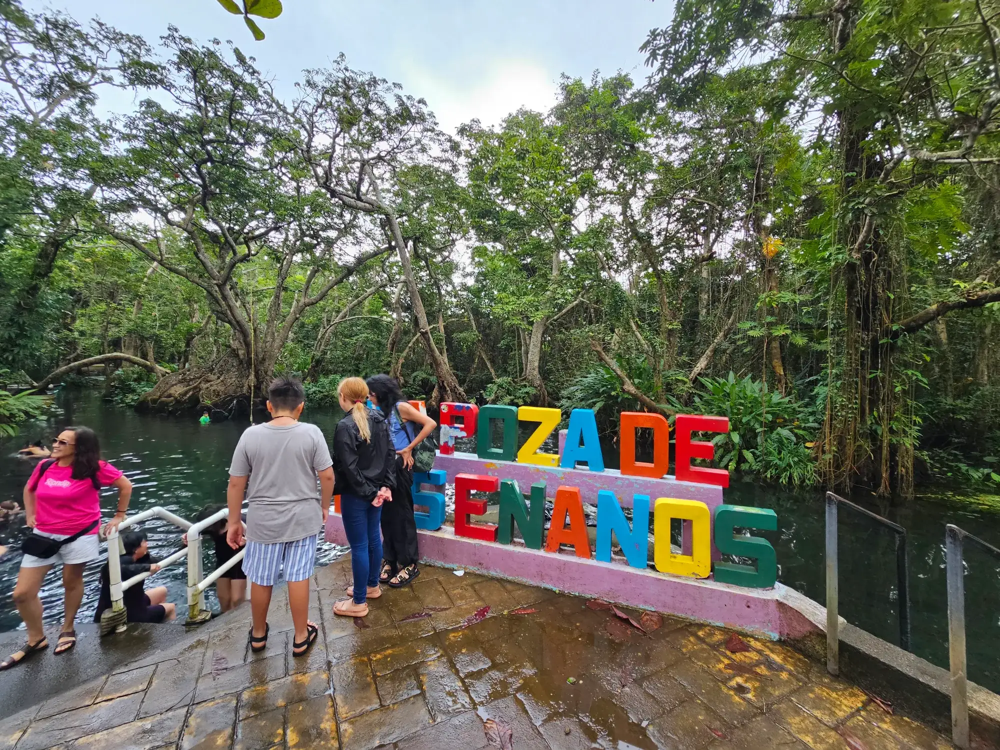Visitantes a la orilla de la Poza de los Enanos frente al manglar y la selva de Sontecomapan, en Los Tuxtlas, Veracruz