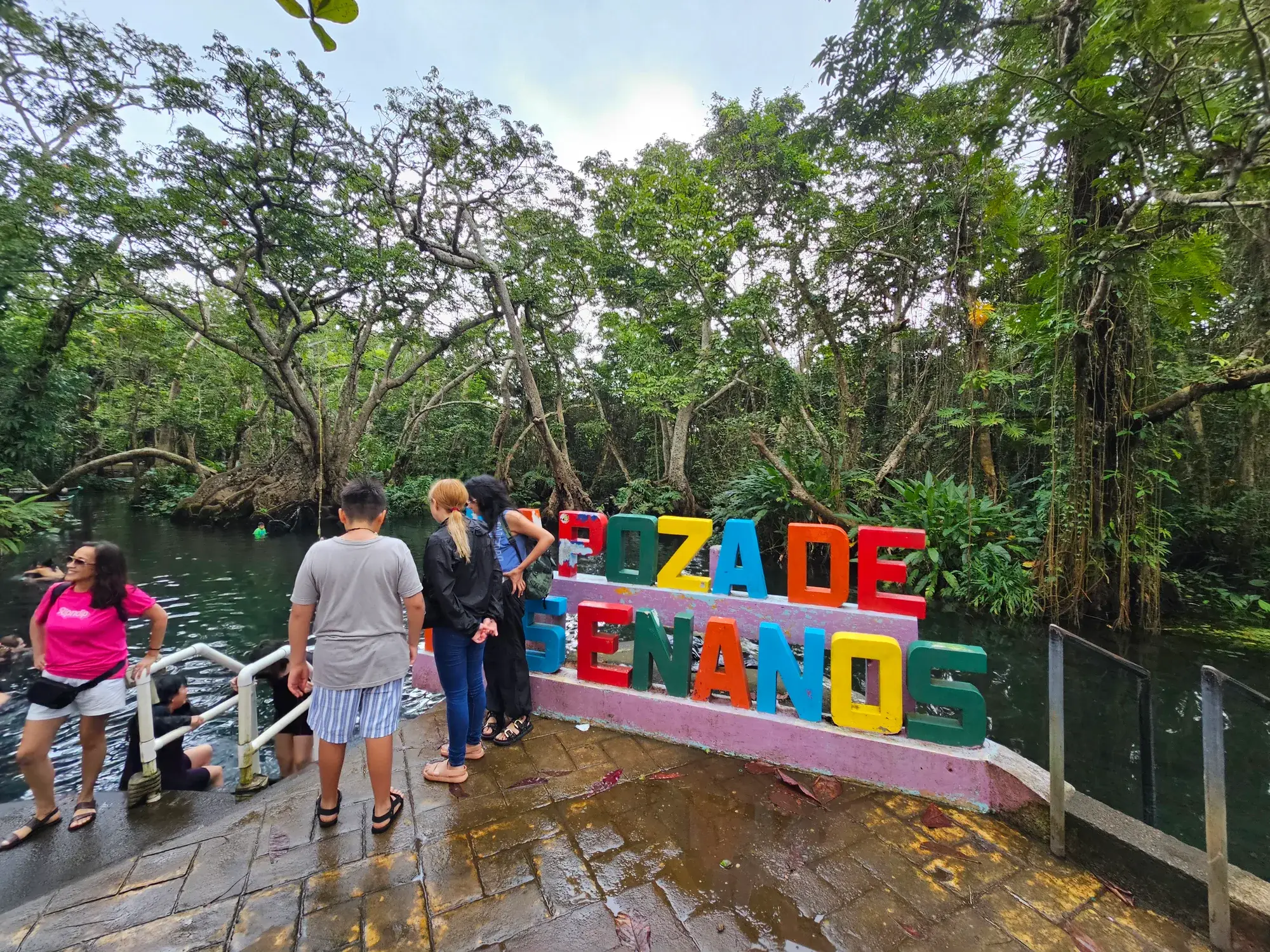 Visitantes a la orilla de la Poza de los Enanos frente al manglar y la selva de Sontecomapan, en Los Tuxtlas, Veracruz