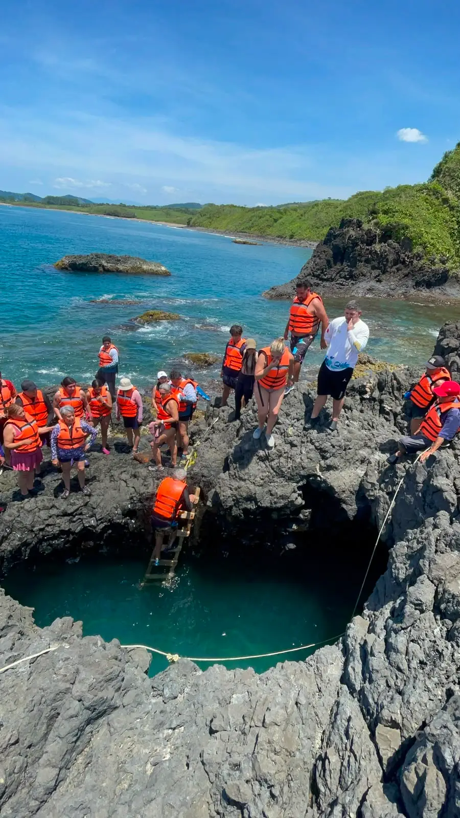 Grupo de BoteTur en las rocas junto a una poza natural frente al mar