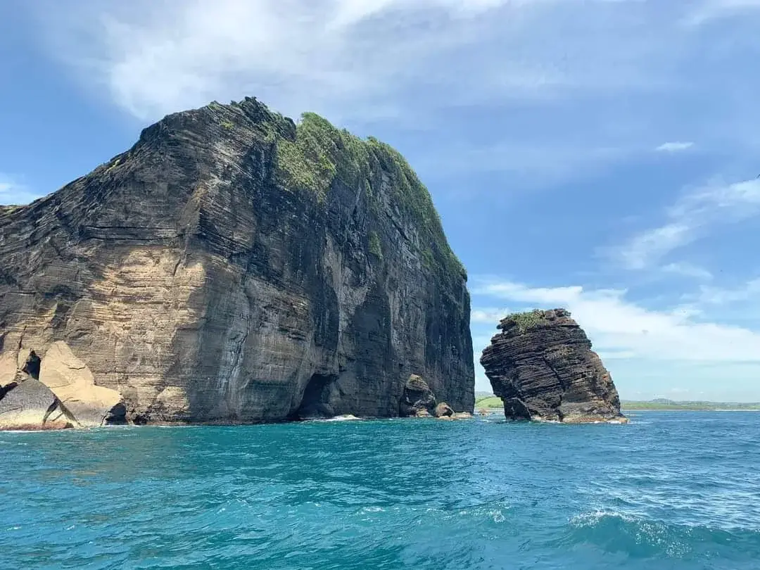 La Roca Partida vista desde la lancha: el gran monolito de roca volcánica partido en dos sobre el mar turquesa, en la costa de Los Tuxtlas, Veracruz