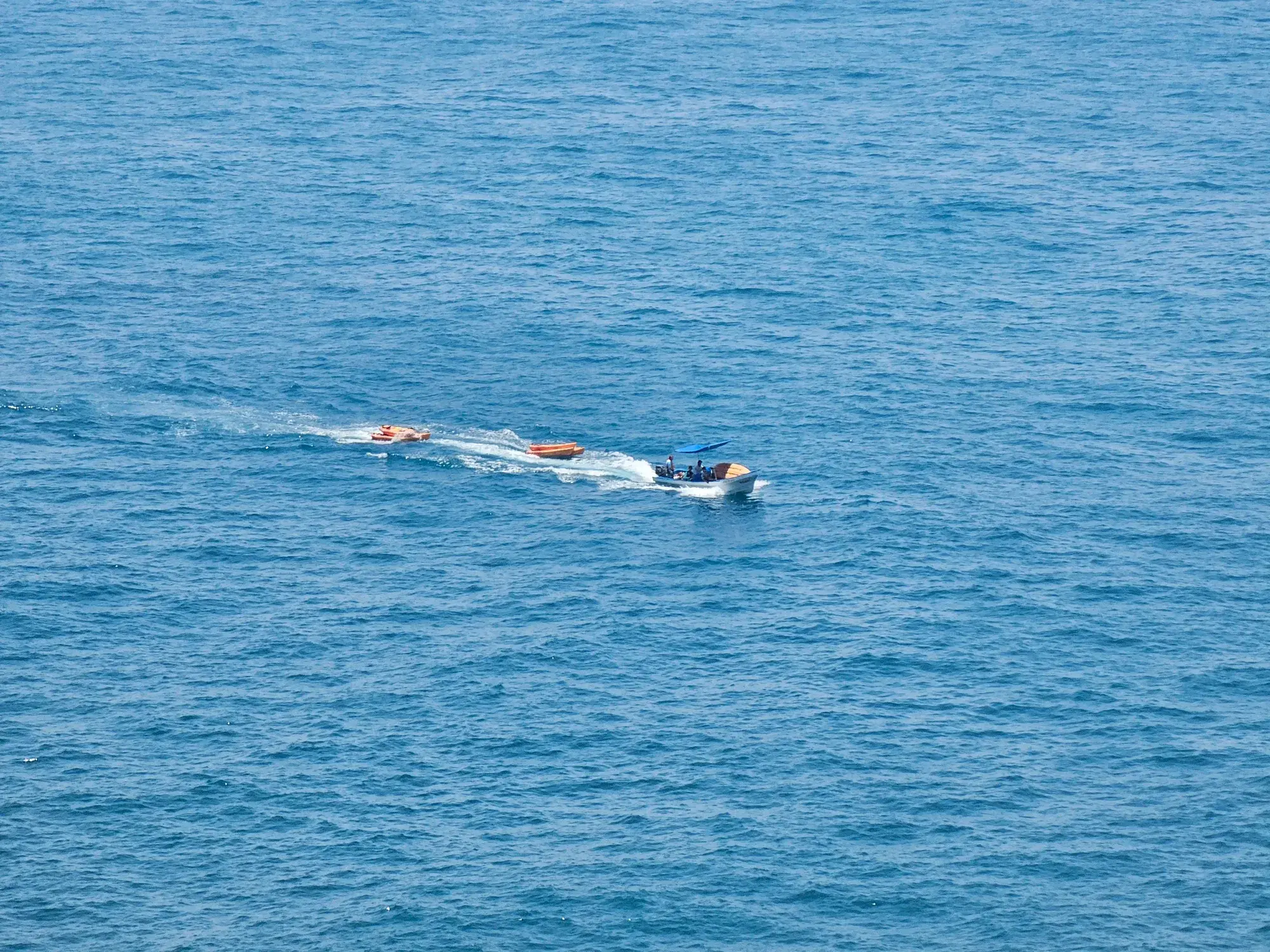 Lancha de BoteTur navegando en mar abierto rumbo a Roca Partida, en la costa de Los Tuxtlas