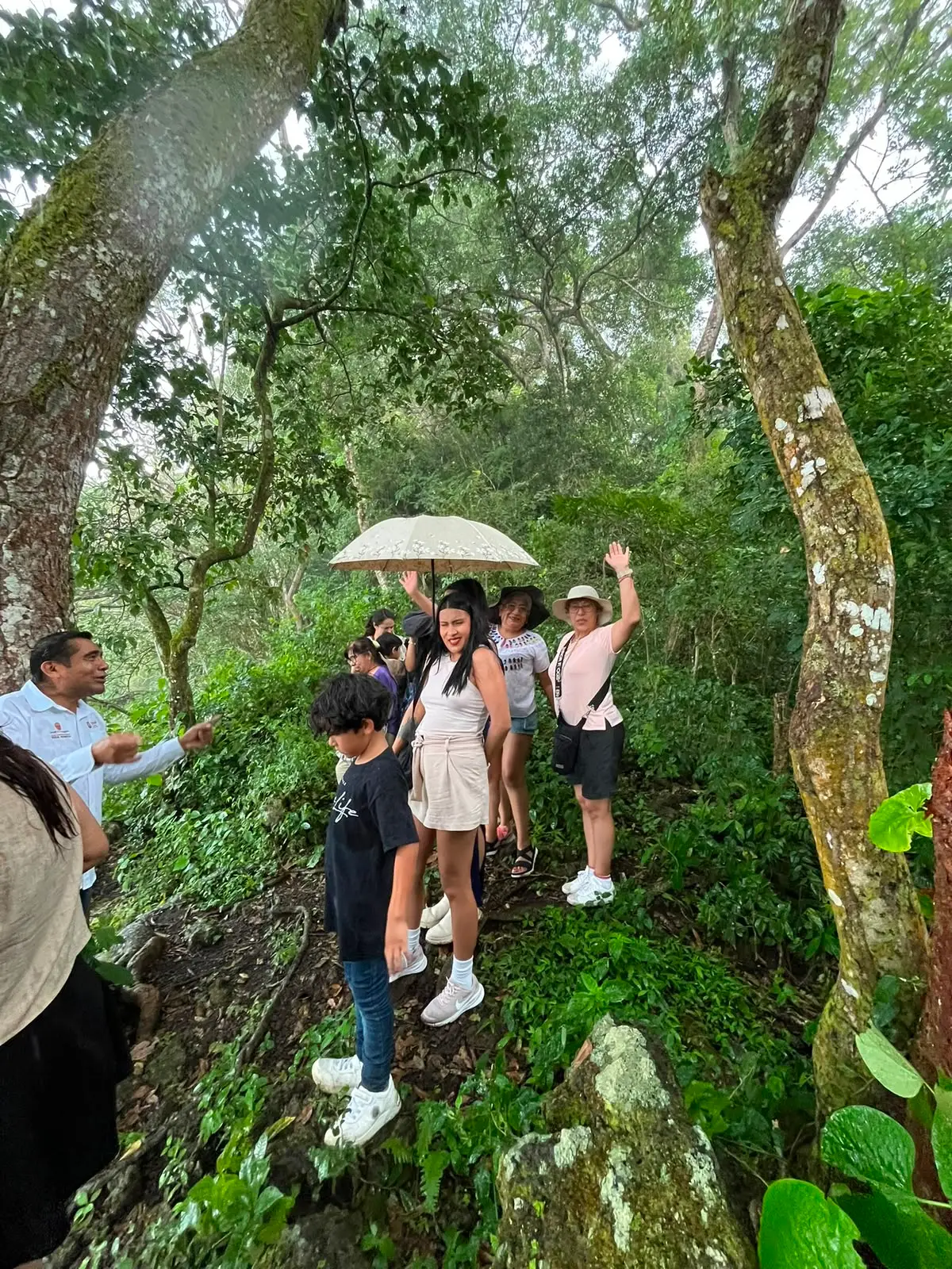 Guía de BoteTur llevando a un grupo por un sendero en la selva de Los Tuxtlas