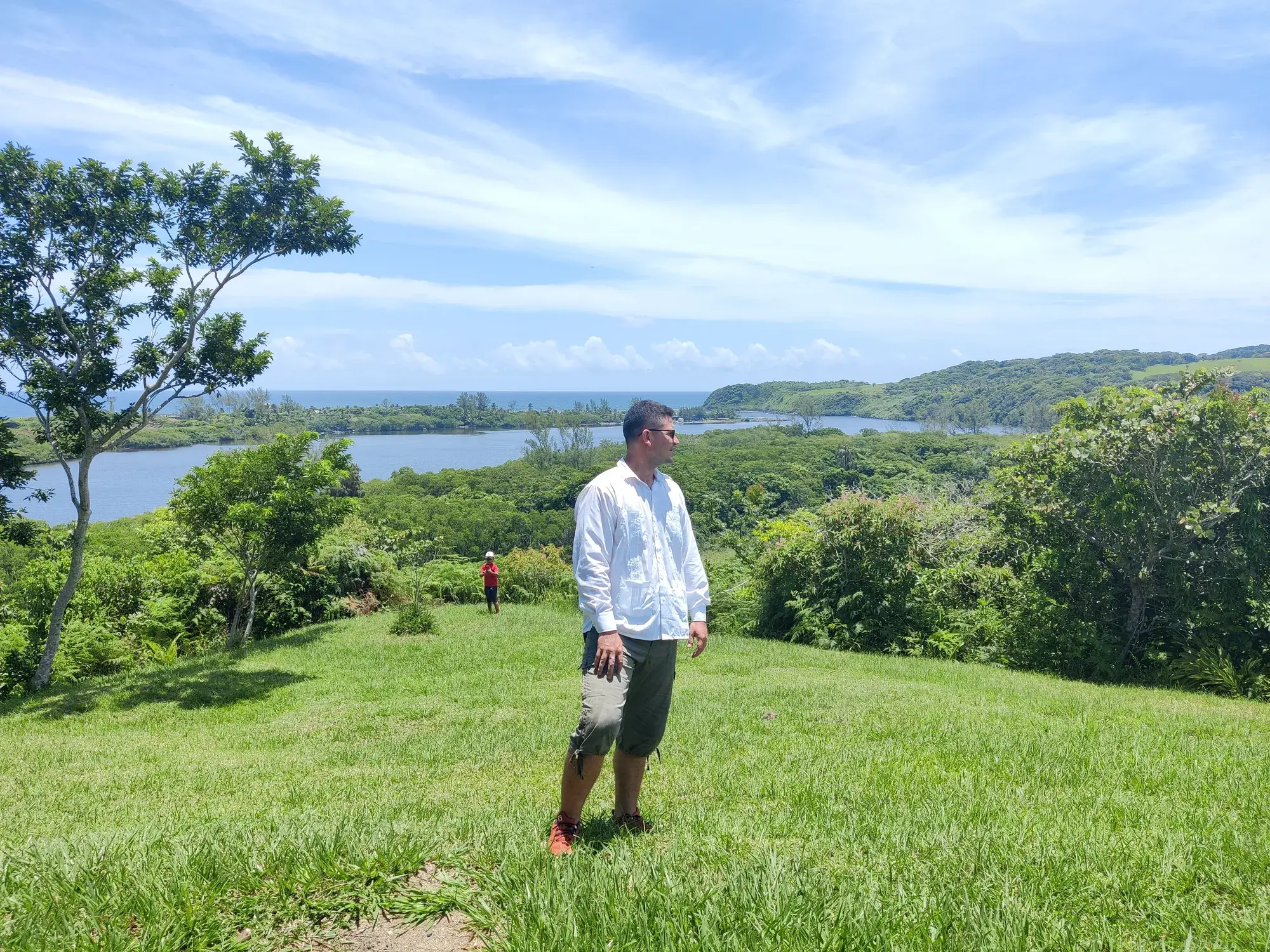 Mirador sobre la Laguna de Sontecomapan: cerros verdes y el mar al fondo, en la costa de Los Tuxtlas, Veracruz